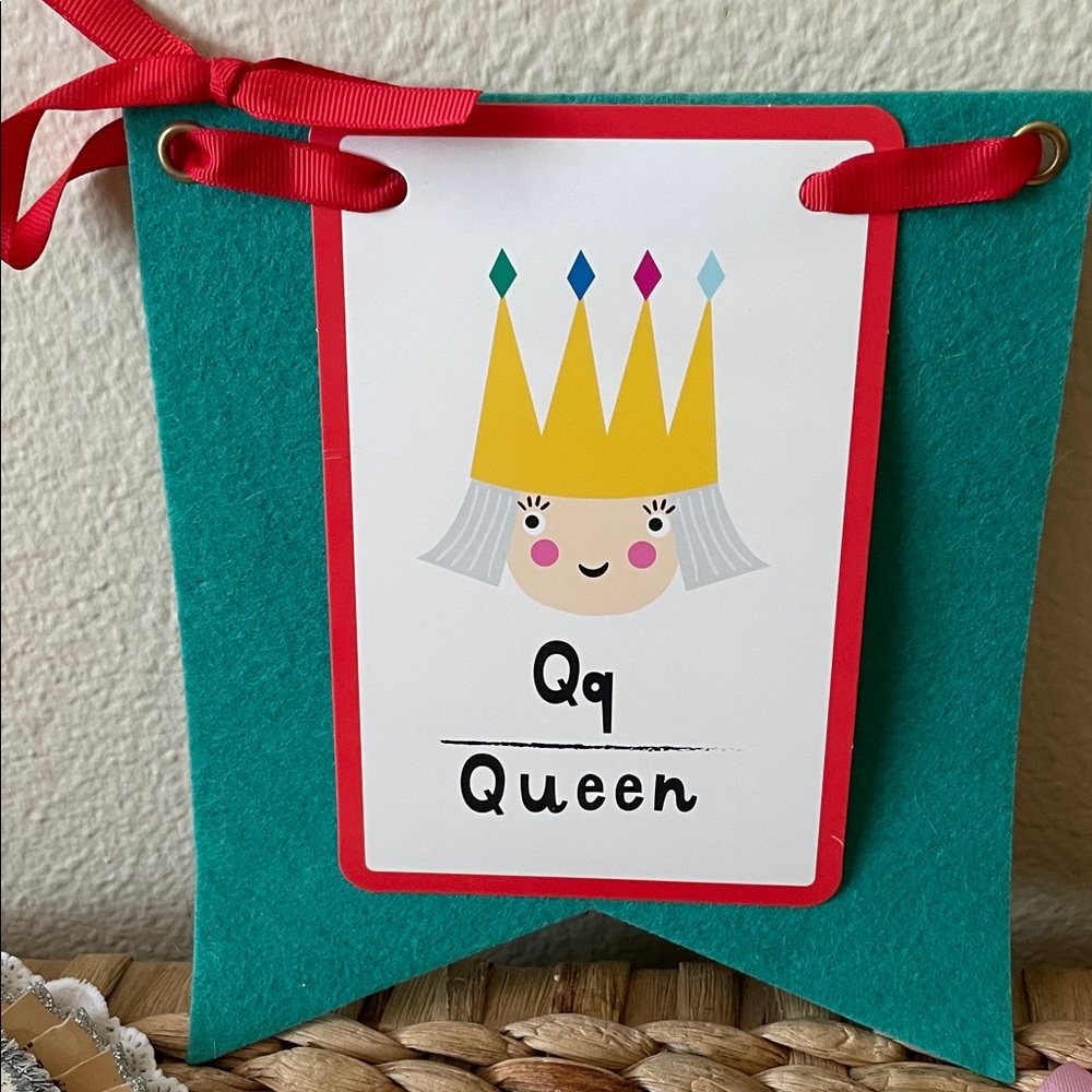 Children's Queen Banner, Wand & Pins - Picture 5 of 6